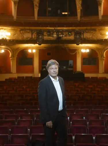 Robert Habeck im Zuschauerraum des Berliner Ensembles