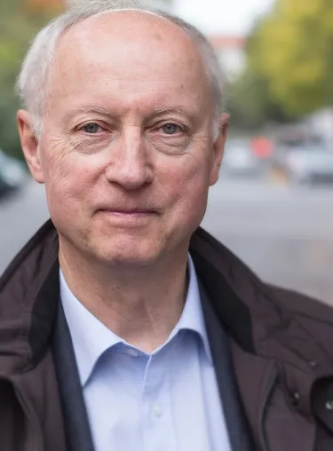 Portraitaufnahme Friedrich Dieckmann, im Hintergrund eine Straße