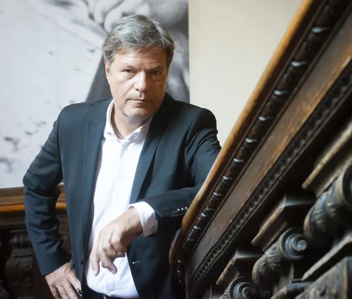 Robert Habeck im Foyer des Berliner Ensembles