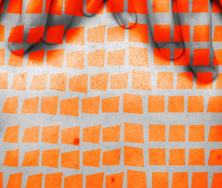 Grafik mit orange ausgeschnittenen Kästchen über der ganze Bild verteilt, dahinter ist eine Fotografie einer Nahaufnahme von Haut und Händen, die diese drücken.
